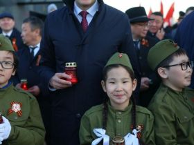 Якутяне выложили свечами надпись «Победа 80» на площади Победы