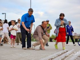 В Якутске из свечей выложили композицию «Родина-мать зовёт»