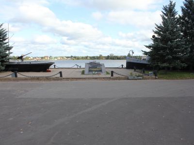 Мемориал героям Ладоги, посвящен морякам Ладожской военной флотилии и речникам Севзапречпароходства, охранявшим водную трассу «Дороги жизни» и обеспечившим транспортную связь блокадного Ленинграда со страной в 1941-43 гг.