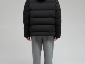 Пуховик с воротником-стойкой и капюшоном