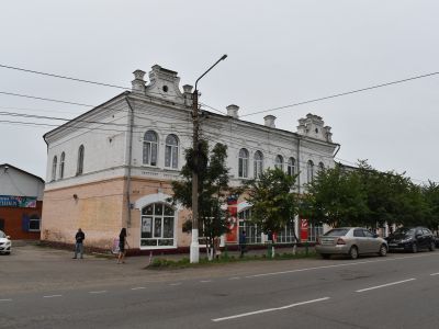 Двухэтажное каменное здание начало XX века, бывший кинотеатр "Фурор", ныне городская поликлиника