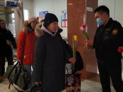 Пассажирок поезда на вокзале Нижний Бестях поздравили с 8 марта