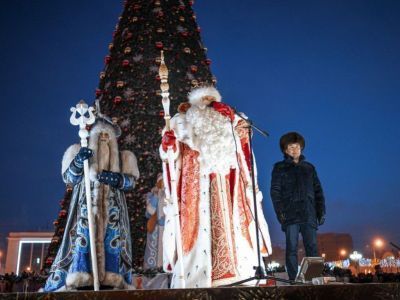 Раз-два-три..! В Якутске зажгли первую в России новогоднюю елку