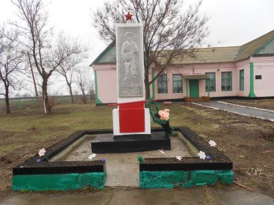 Памятник Синельникову, убитому бандой Серова, 1921 г.