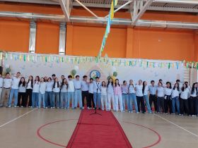 Сергей Местников поздравил с последним звонком выпускников «Айыы кыhата»