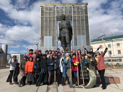 Коллектив Саха театра вышел на традиционный весенний субботник