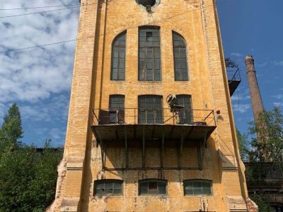 Здание башни с часами с производственными корпусами по флангам (формовочный и литейный цеха)