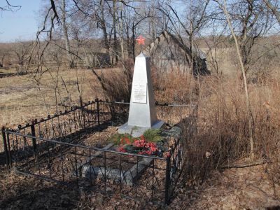 Братская могила советских воинов, погибших в борьбе с фашистами