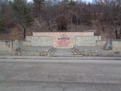 Памятник "Мемориальная стена", сооруженный на месте расстрела членов ЦИК Северо-Кавказской республики