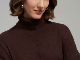 Вязаное платье свободного кроя с воротником-стойкой