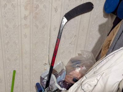 В Якутске мать избила сына клюшкой и сломала ему руку