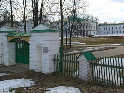 Ворота парадного двора и юго-восточная ограда