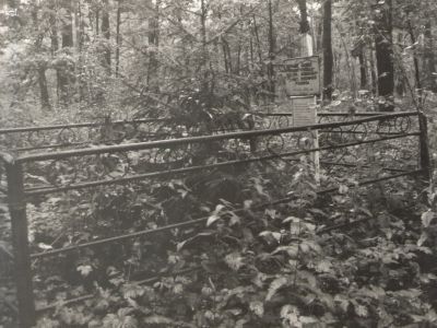 Братская могила 12 советских воинов – разведчиков, погибших в боях с фашистскими захватчиками в 1942 г.