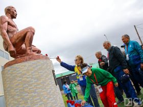 В селе Ытык-Кюель возложили цветы к памятнику Иллариону Федосееву