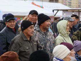 Мясо, рыба, овощи, ягоды и хлеб: в Якутске открылась ярмарка местных производителей «Продовольствие-2026»