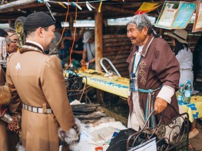 Айсен Николаев на Ысыахе Туймаады посетил тюсюлге кузнецов