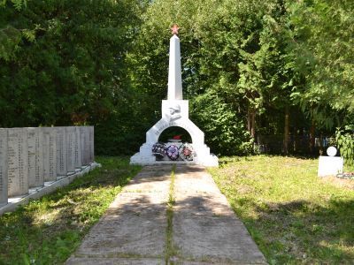 Братская могила советских воинов, погибших в боях с фашистами