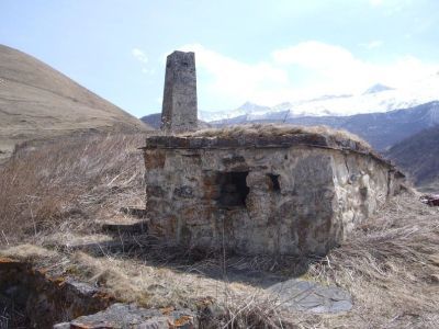 Склеп полуподземный с гладкой фасадной стеной 43