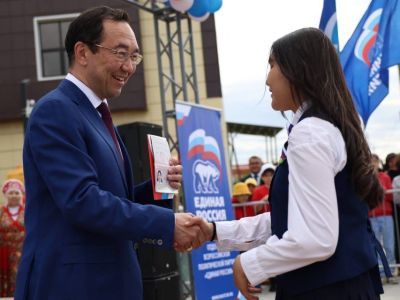 Айсен Николаев вручил паспорта юным жителям Намского улуса