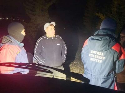 Мужчина с беременной женщиной заблудились в лесу в Якутии