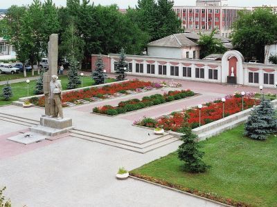 Братская могила советских воинов, погибших в боях с фашистскими захватчиками в 1943 году. Захоронено 138 человек, в том числе Герой Советского Союза Малов Михаил Семенович. Скульптура советского воина