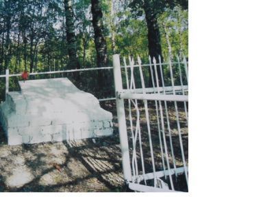 Братская могила советских воинов, погибших в боях с немецко-фашистскими захватчиками