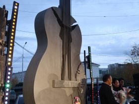В Якутске открыли сквер со стелой памяти музыканта Айыы Уола