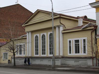 Здание Благородного Собрания, в котором размещалось издательство «Приступ», созданное в апреле 1917 года по предложению средне-сибирского бюро ЦК большевиков; в 1917 году вышли из печати: К. Маркс и Ф. Энгельс – «Коммунистический манифест», В.И. Ленин – «
