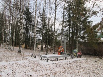 Могила секретаря подпольной комсомольской организации Петрушина Михаила Александровича, казненного гитлеровцами в сентябре 1942 г. Установлен обелиск