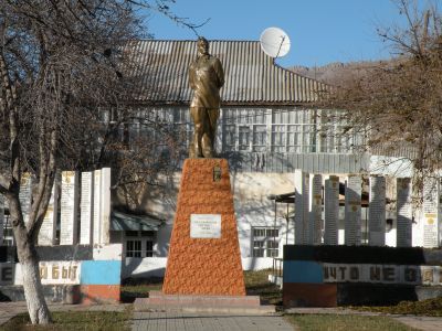 Памятник М-З. Абдулманапову