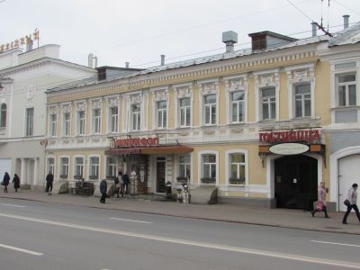 Здание, построено в период 1895-1899 гг., занималось кондитерским, аптекарским магазинами