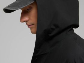 Плащ из мембранной ткани с водоотталкивающей пропиткой