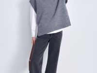 Жилет из шерсти с v-образным вырезом