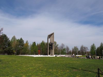 Братская могила 6800 воинов Советской Армии, погибших в 1941 - 1943 гг. в боях с немецко-фашистскими захватчиками. Установлена скульптура