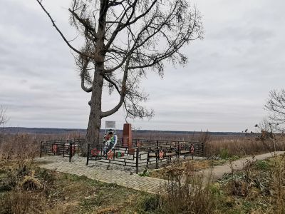 Братская могила советских воинов