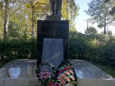 Братская могила воинов Советской Армии, погибших в январе 1943 года. Захоронено 146 человек, установлено фамилий на 30 человек. Скульптура установлена в 1963 году.