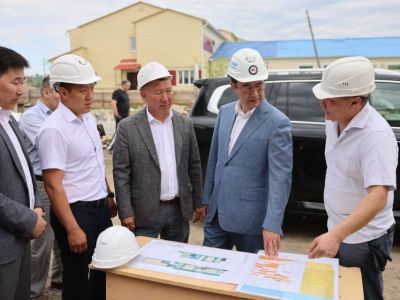 Глава Якутии проверил строительство спорткомплекса в селе Андреевское Верхневилюйского улуса