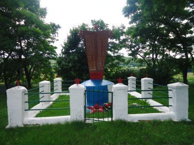 Памятник воинам-землякам, погибшим в боях с фашистскими захватчиками в 1941-1945 гг. Обелиск