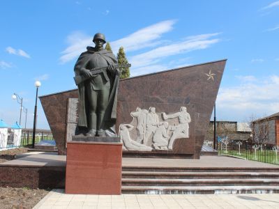 Братская могила советских воинов, погибших в боях с фашистскими захватчиками в 1943 году. Захоронено 16  человек, имена 2 человек установлены. Скульптура советского воина, стела