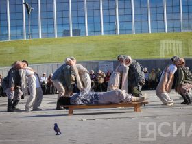 В Якутске на площади Республики открыли большой театральный сезон