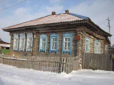 Деревянный дом Шиляевых начала XX века со своеобразным пропильным декором карниза