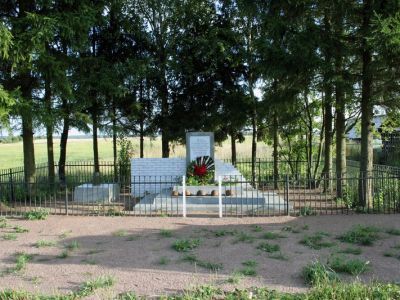 Памятник-стела на месте, где советский воин СОХНОВ А.В. повторивший подвиг А. Матросова в январе 1944 г. (закрыл своим телом огневую точку противника)