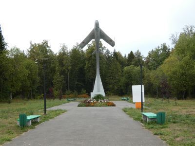 Памятник летчикам-землякам и выпускникам школы пилотов в г. Чернушке, погибшим в годы Великой Отечественной войны