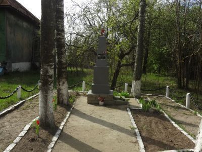 Братская могила 2 советских воинов, погибших в 1943 г. в бою с немецко-фашистскими захватчиками