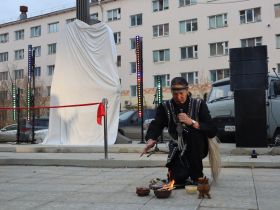 В Якутске открыли сквер со стелой памяти музыканта Айыы Уола