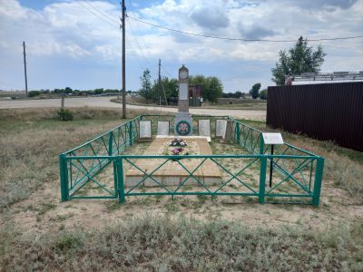 Братская могила советских воинов, погибших в период Сталинградской битвы