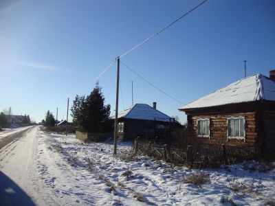 Деревянный дом Третьяковых начала XX века со своеобразным геометрическим декором наличников и воротами, обшитыми "шашечками"