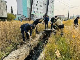 Айсен Николаев присоединился к общегородскому субботнику в Якутске