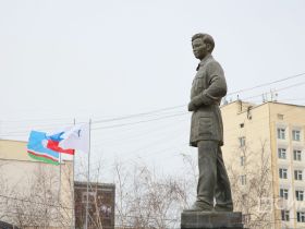 В Якутске ко Дню республики возложили цветы к памятнику Максиму Аммосову