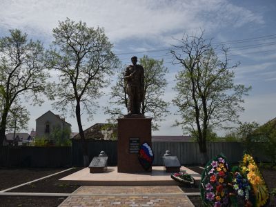 Братская могила  советских воинов, погибших в боях с фашистскими захватчиками в 1943 году. Захоронено 364 человека, имена 47 человек установлены. Скульптура советского воина